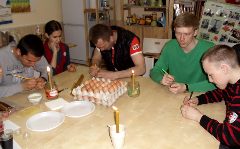 27 апреля в православном молодежном клубе «Неофит» прошел мастер-класс  по изготовлению пасхальных яиц-писанок с помощью воска, красок и особой кистки
