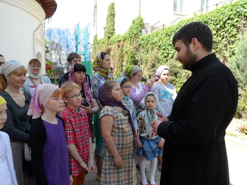 Воспитанники воскресной школы храма Спаса Нерукотворного Образа на Сетуни посетили Сретенский ставропигиальный монастырь