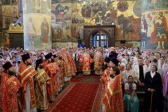 Митрополит Крутицкий и Коломенский Ювеналий совершил Божественную литургию в Успенском соборе Кремля