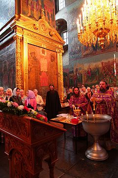 В праздник Происхождения честных древ Животворящего Креста Господня архимандрит Паисий (Юрков) совершил Божественную литургию в Новоспасском монастыре