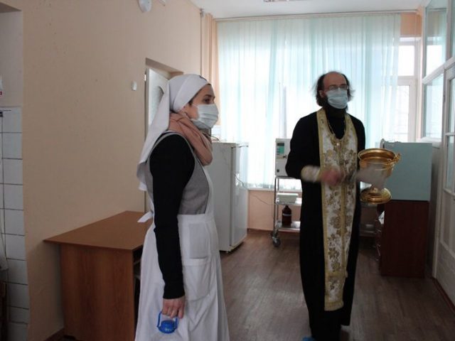Священники храма Успения Богородицы в Матвеевском совершил чин великого освящения воды в СИЗО