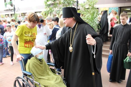 Епископ Бронницкий Игнатий совершил чин освящения и Божественную литургию в храме во имя Живоначальной Троицы при НПЦ медицинской помощи детям
