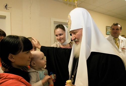 В праздник Рождества Христова Святейший Патриарх Кирилл посетил Научно-практический центр медицинской помощи детям Департамента здравоохранения в Михайловском благочинии г. Москвы