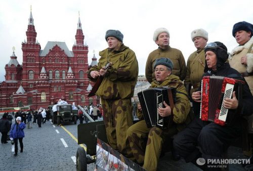 Прихожане храма Воскресения Христова в Толстопальцеве приняли участие в параде на Красной Площади 7 ноября 2012 года