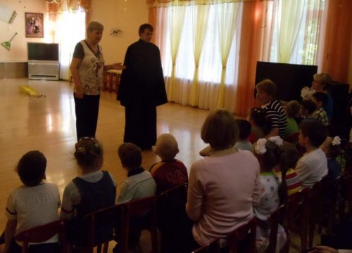 Детский хор «Серафимовцы» и члены молодежного клуба «Неофит» посетили специальный (коррекционный) детский дом № 11