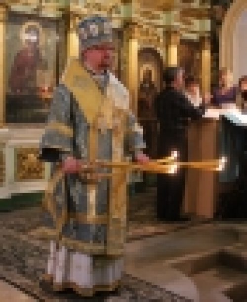 Епископ Бронницкий Игнатий совершил утреню с чином Погребения Пресвятой Богородице в храме Рождества Иоанна Предтечи на Пресне