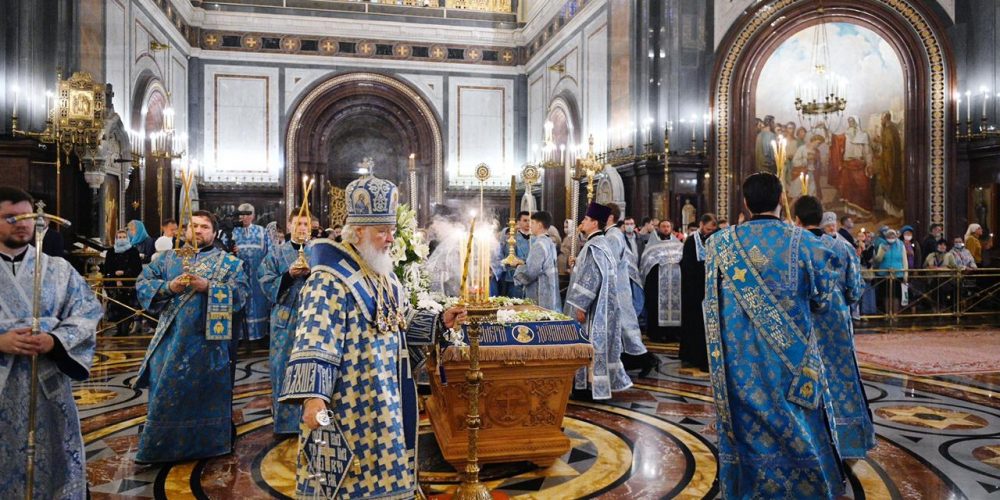 Епископ Фома сослужил Патриарху Кириллу за утреней с чином Погребения Пресвятой Богородицы