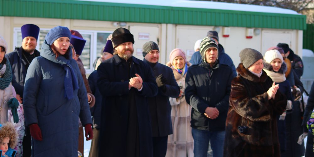 Епископ Фома вместе с прихожанами принял участие в рождественских гуляниях около Георгиевского собора