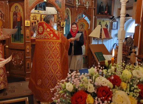 Прихожанок храма Преподобного Серафима Саровского в Кунцеве с неделей жен-мироносиц поздравил настоятель