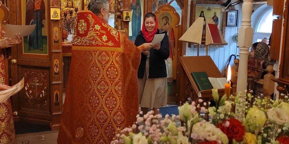 Прихожанок храма Преподобного Серафима Саровского в Кунцеве с неделей жен-мироносиц поздравил настоятель