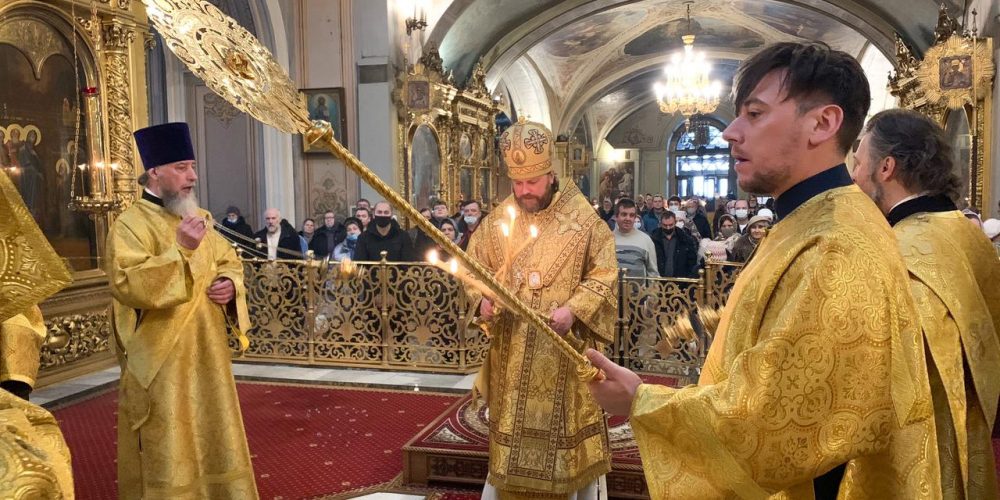 В Неделю сыропустную епископ Павлово-Посадский Фома совершил Литургию в Богоявленском соборе