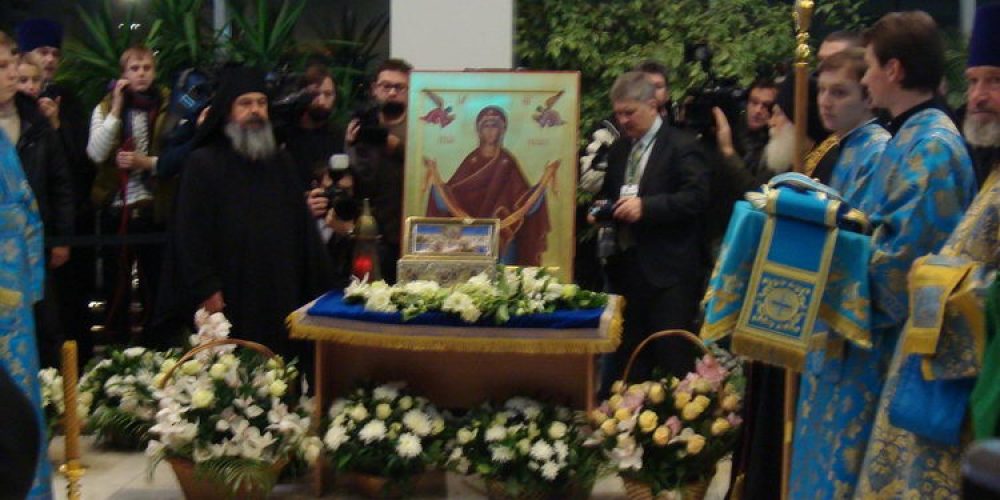 Завершилось пребывание в России великой христианской святыни — ковчега с Поясом Пресвятой Богородицы. Молебен в аэропорту «Внуково»