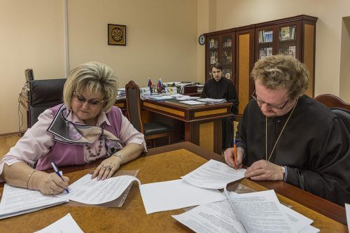 Епископ Бронницкий Игнатий и начальник управления образования Т.Ю.Баринова заключили соглашение о сотрудничестве