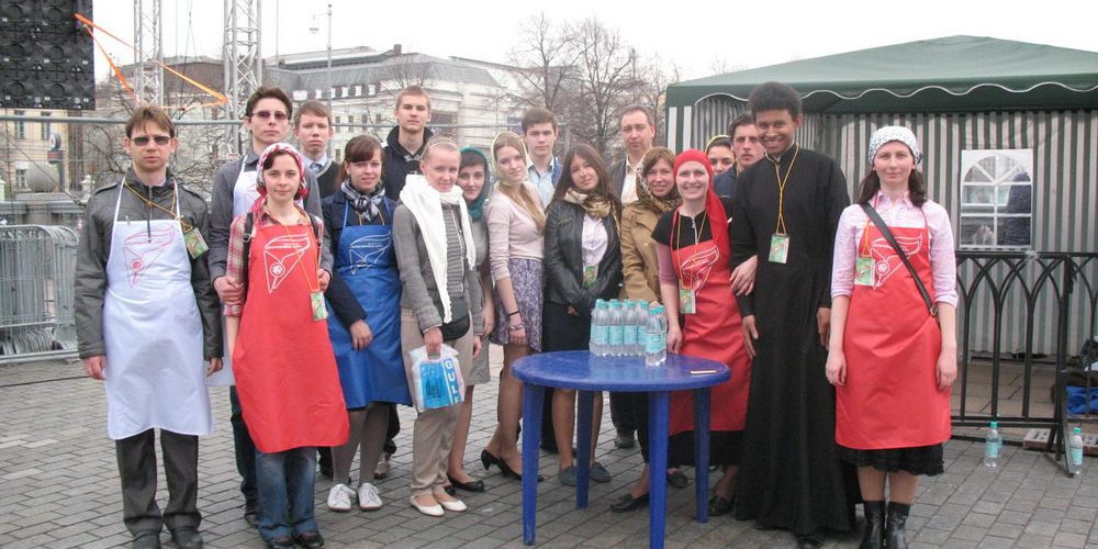 Православная молодежь Западного викариатства участвовала в молитвенном стоянии у Храма Христа Спасителя