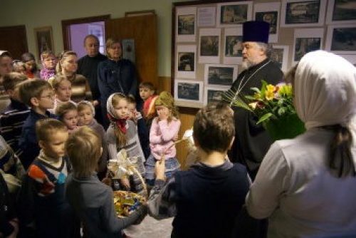 Воспитанники Воскресной школы поздравили отца Георгия с юбилеем