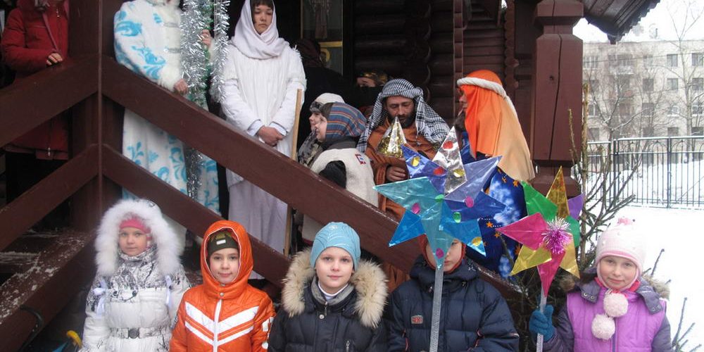 Рождественское шествие для юных прихожан храма прав. Иоанна Русского в Кунцеве