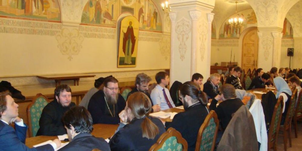 24 октября 2013 года в Сергиевском зале Храма Христа Спасителя было проведено собрание ответственных за молодежное служение в викариатствах города Москвы