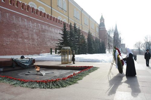 В День защитника Отечества Святейший Патриарх Кирилл и столичное духовенство возложили  венок к могиле Неизвестного солдата у Кремлевской стены