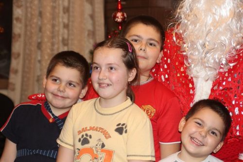 Молодежь храма Спаса Нерукотворного Образа на Сетуни поздравила детей из многодетных и малоимущих семей с Рождеством