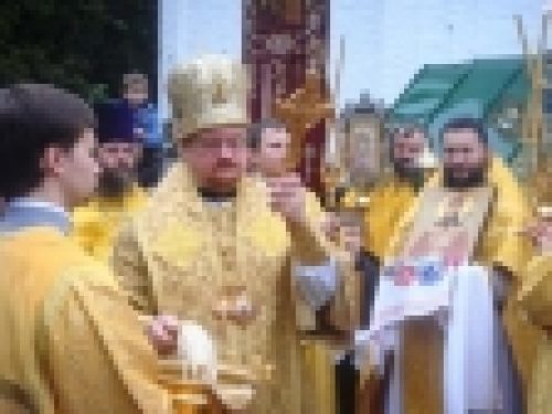 Епископ Бронницкий Игнатий возглавил Божественную Литургию в храме Святителя Димитрия Ростовского в Очакове