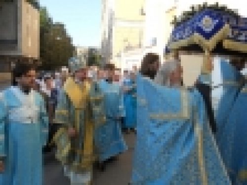 Епископ Бронницкий Игнатий совершил чин Погребения плащаницы Пресвятой Богородице в храме Рождества Иоанна Предтечи на Пресне