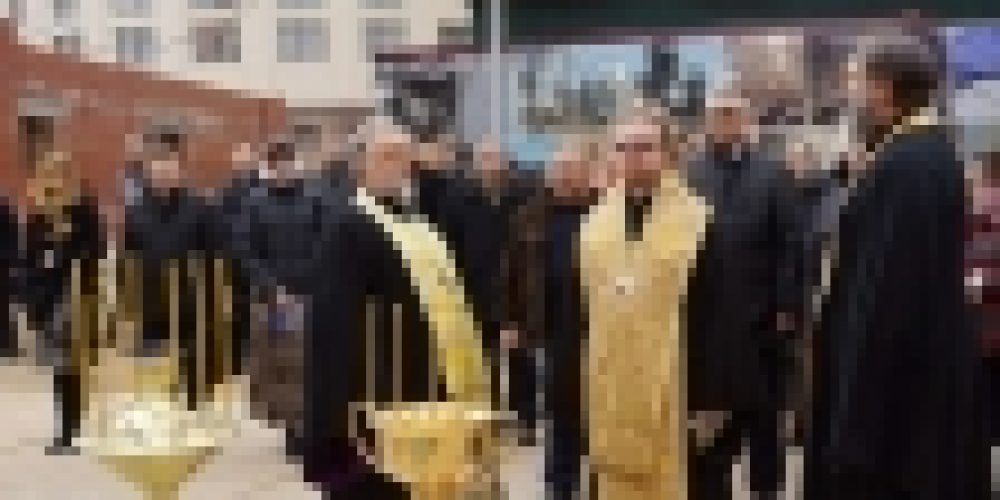 Владыка Игнатий освятил крест храма Иверской иконы Божией Матери в Очаково-Матвеевском