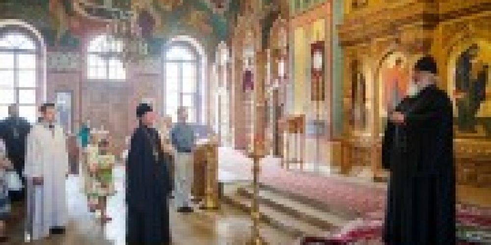 Архиепископ Истринский Арсений посетил храм святителя Николая в Покровском