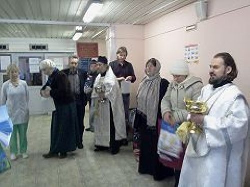 Представители Социальной службы Богоявленского благочиния поздравили с праздниками пациентов и сотрудников 6-й городской больницы