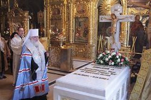 Митрополит Истринский Арсений совершил панихиду у гробницы приснопамятного Святейшего Патриарха Алексия II