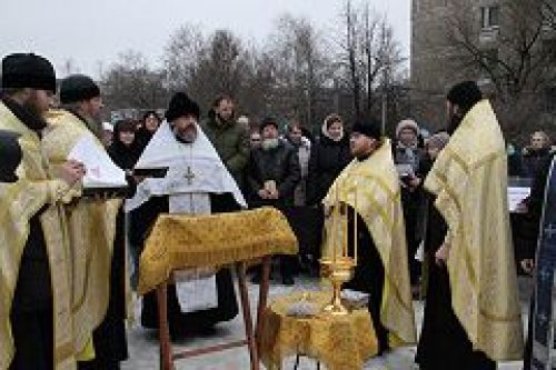 На месте строительства храма во имя священномученика Василия, протоиерея Московского, в Коньково был совершен молебен