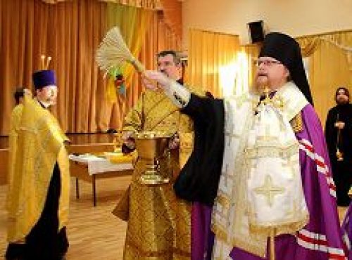 Епископ Подольский Тихон освятил столичную школу № 263