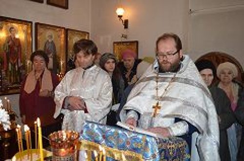 Таинство Елеоосвящения было совершено в часовне, устроенной в колокольне бывшего Казанского Головинского женского монастыря
