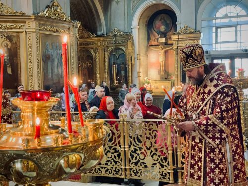 В Неделю жен-мироносиц епископ Фома совершил Литургию в Богоявленском соборе