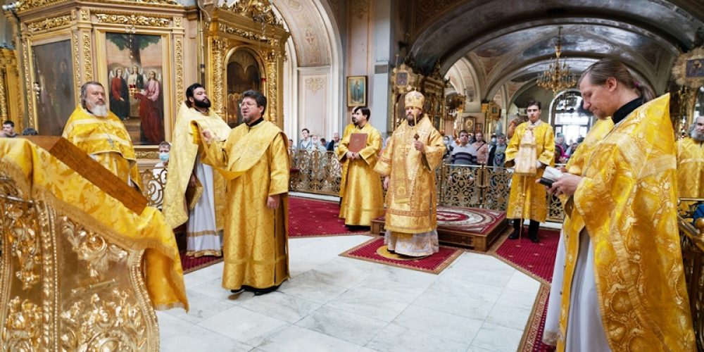 Епископ Фома совершил Божественную литургию в Богоявленском кафедральном соборе в Елохове