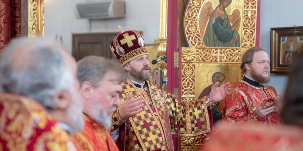 Литургию в престольный праздник в храме Воскресения Христова в Толстопальцово возглавил епископ Фома