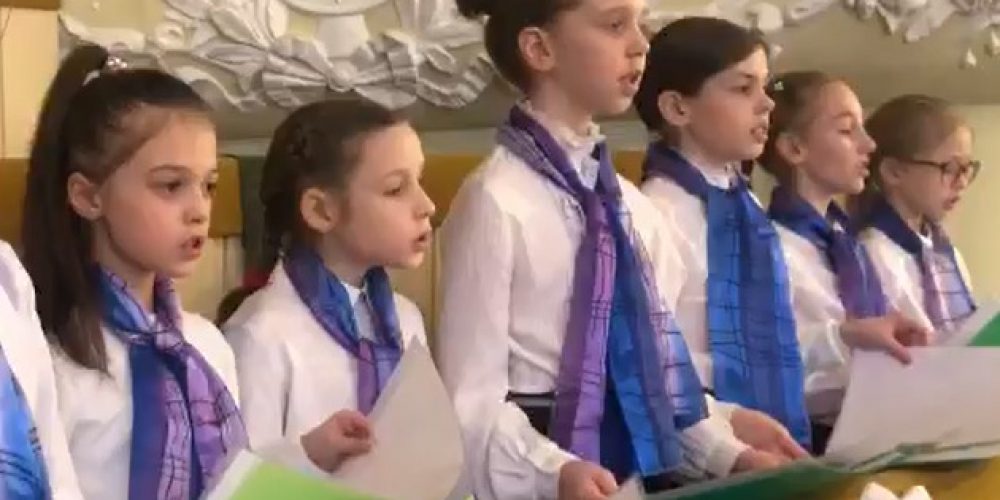 Воспитанницы хорового коллектива при воскресной школе храма Смоленской иконы Божией Матери приняли участие в концерте «Рождественская песнь»