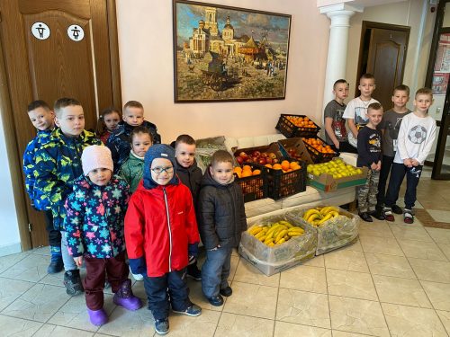 Волонтеры храма в честь Смоленской иконы Божией Матери передали сладкие подаркам ребятам в городе Коломне