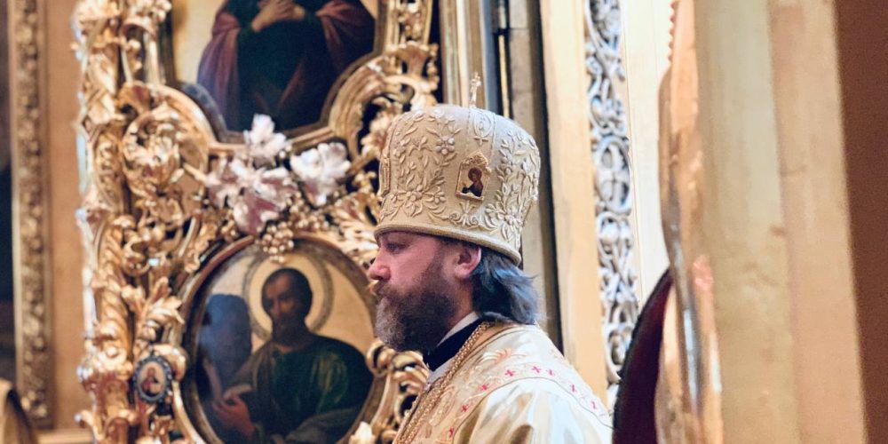 Литургию в день Всех святых совершил в Богоявленском соборе епископ Фома