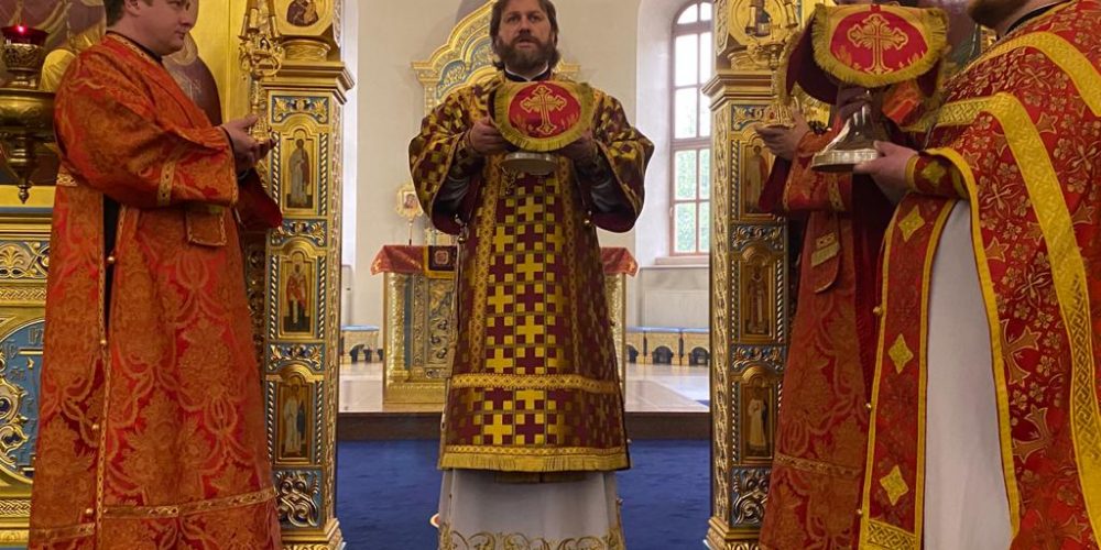 В Неделю 5-ю по Пасхе епископ Фома совершил Литургию в Георгиевском соборе в Одинцове
