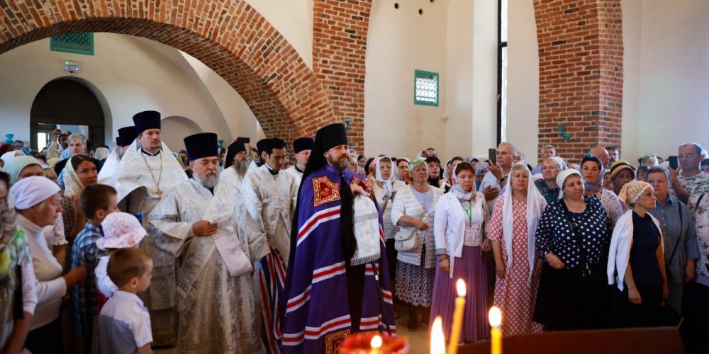 Епископ Одинцовский и Красногорский Фома совершил малое освящение Всехсвятского храма посёлка Шаховская