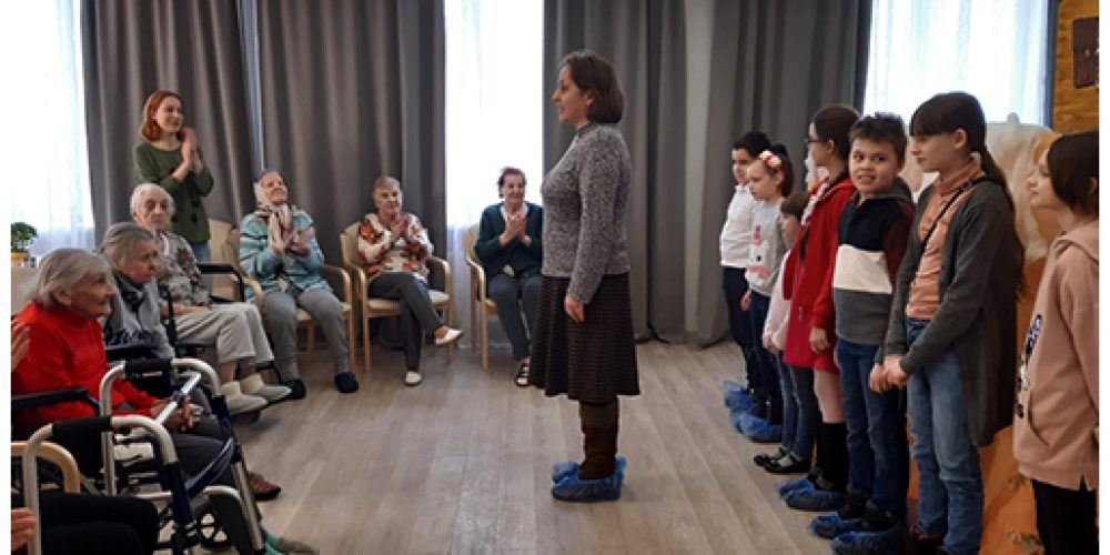 Артисты детского театра «Филенок» в резиденции для пожилых людей Идиллия