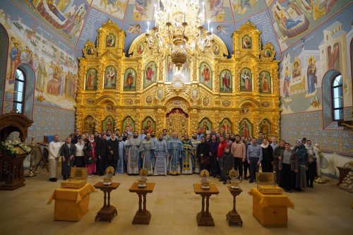 Молодёжные активы приходов Западного викариатства молились на Литургии в храме Смоленской иконы Божией Матери