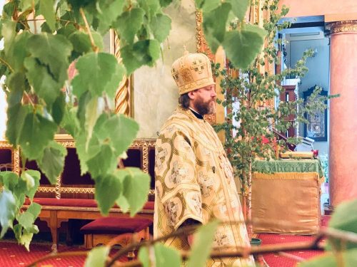 В праздник Пятидесятницы епископ Фома совершил совершил Божественную литургию в Богоявленском соборе