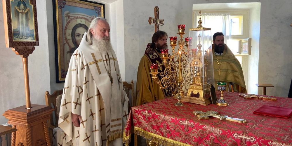 Митрополит Каширский Феогност и епископ Одинцовский и Красногорский Фома совершили Литургию в Спасо-Бородинском монастыре