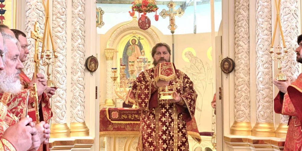 В день преполовения Пятидесятницы епископ Фома совершил Литургию в храме святителя Иова