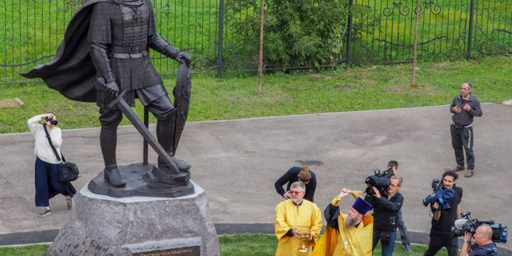 На территории храма Александра Невского открыт памятник святому благоверному князю