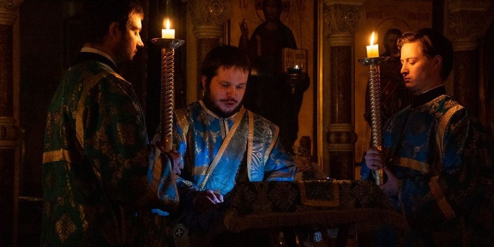 Ночную молодежную Литургию отслужили в праздник Благовещения в храме-часовне Архангела Михаила