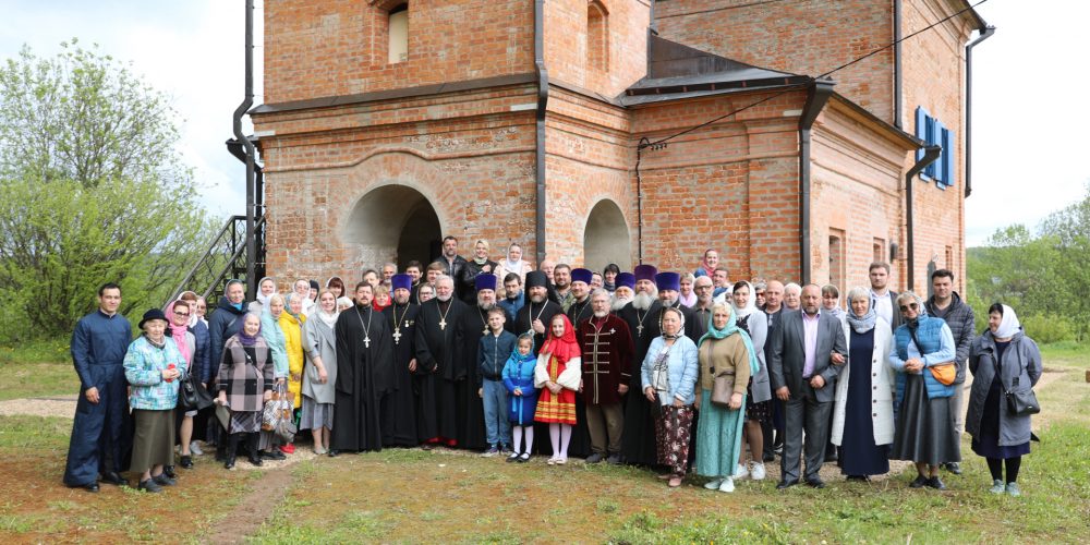 Епископ Одинцовский и Красногорский Фома совершил Великое освящение Успенского храма д. Борзецово