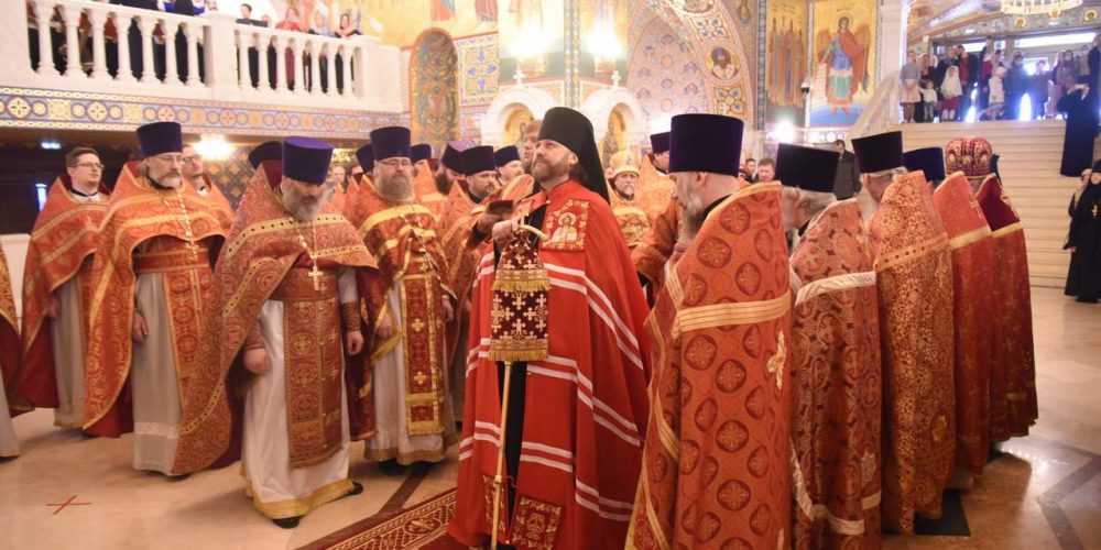 Епископ Одинцовский и Красногорский Фома возглавил Божественную литургию в Никольском соборе города Красногорска