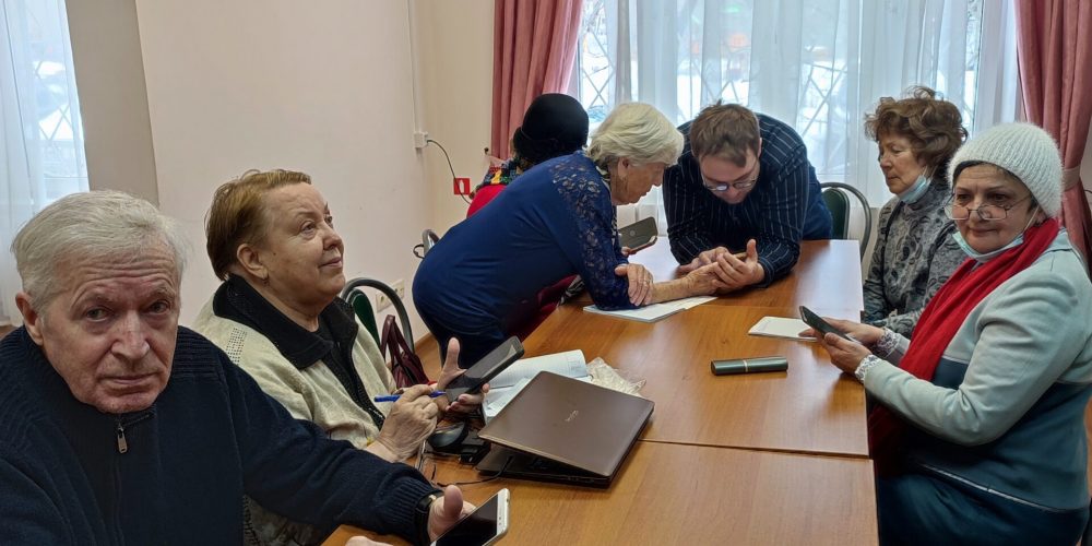 Доброволец храма прп. Андрея Рублёва в Раменках проводит волонтёрский курс занятий «Мой смартфон»